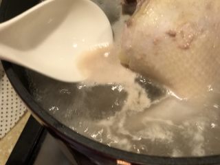 13、一锅两吃-白斩老鸡,撇去浮沫