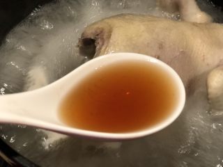 14、一锅两吃-白斩老鸡,加入适量料酒（白酒亦可）