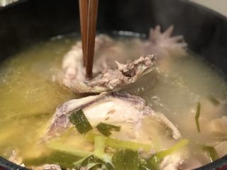 17、一锅两吃-白斩老鸡,用筷子测试熟透状态