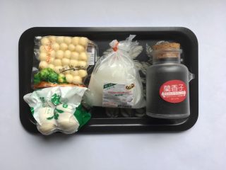 1、莲子百合海底椰甜品,准备材料。鲜莲子，鲜百合，新鲜海底椰，兰香子。