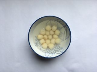 2、莲子百合海底椰甜品,莲子先泡水，十五分钟。