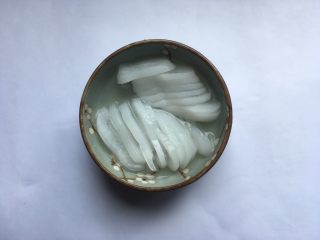 3、莲子百合海底椰甜品,海底椰切成片。