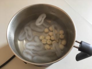 4、莲子百合海底椰甜品,锅中加水，开火，先煲海底椰和莲子，二十分钟（要盖锅盖）。同时继续准备其他食材。