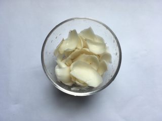 5、莲子百合海底椰甜品,鲜百合分瓣洗净。