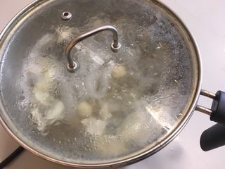 7、莲子百合海底椰甜品,盖上锅盖，继续煲十五分钟。