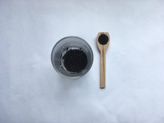 8、莲子百合海底椰甜品,取一杯底的兰香子（既黑珍珠）。因其遇水膨胀，所以不宜取太多。不同于平时喝珍珠奶茶里的珍珠，兰香子是天然植物种子，被认为是减肥佳品。