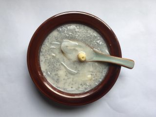 11、莲子百合海底椰甜品,之后把煮好的糖水浇在黑珍珠上就可以享用了。