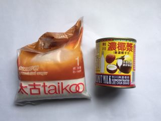 10、莲子百合海底椰甜品,向锅中加入椰浆和砂糖（冰糖亦可）。