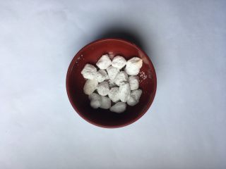 12、莲子百合海底椰甜品,这一道糖水可以依照手边的食材，有多种变化。比如打入蛋花。或者加入芋圆。上图是我从台湾久各老街买回来的鲜芋圆。