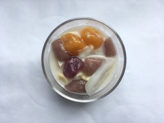 13、莲子百合海底椰甜品,芋圆只需水开之后煮五分钟，看见它膨胀即可。