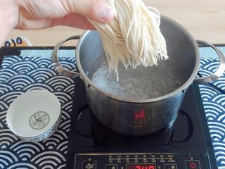 1、初夏的小清新——豆乳凉面,把锅内冷水烧开，开水下面条；