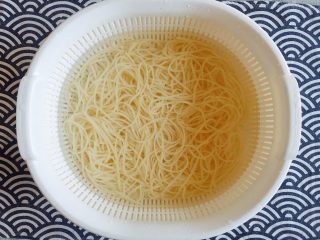 3、初夏的小清新——豆乳凉面,煮好的面条捞出后迅速放进冰水里过凉，洗去表面粘稠；
