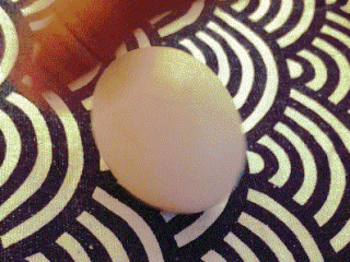 4、初夏的小清新——豆乳凉面,待水煮沸的时间，手不停的一个方向旋转鸡蛋，通过离心力原理，可以确保煮好的溏心蛋的蛋黄在蛋的中心，可以避免蛋黄在边角，切的时候容易溢出；