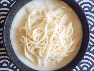 12、初夏的小清新——豆乳凉面,将过凉的面条放在豆浆里；