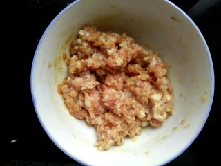 1、肉沫豆角豆腐丝,肉馅一勺生抽一勺料酒一勺淀粉搅拌均匀，腌制一会儿