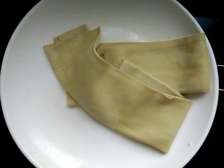 3、肉沫豆角豆腐丝,捞出控干水份