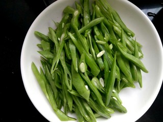 6、肉沫豆角豆腐丝,切谢丝