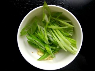 7、肉沫豆角豆腐丝,葱姜切丝