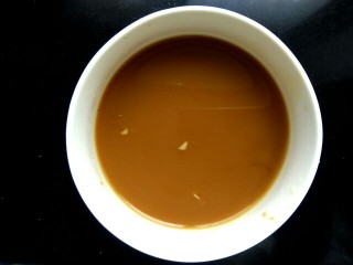 8、肉沫豆角豆腐丝,小碗里放入两勺生抽，两勺料酒，一勺醋，半勺糖，两勺淀粉，一点点盐（因为已经放了一勺黄豆酱，不放盐也行）。搅拌均匀