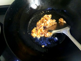 9、肉沫豆角豆腐丝,锅烧热，放入适量植物油，油七成热，放入肉馅，翻炒至变白