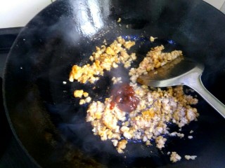 10、肉沫豆角豆腐丝,放入一勺海天黄豆酱翻炒