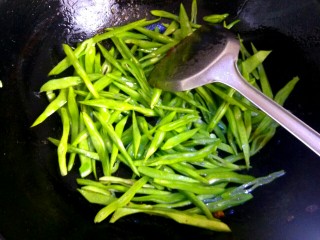 12、肉沫豆角豆腐丝,锅洗净，烧干，放入适量植物油，放入豆角丝翻炒变软，再放入适量清水，把豆角丝煮熟。