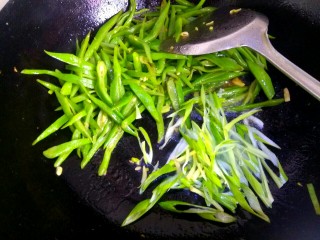 13、肉沫豆角豆腐丝,煮熟的豆角丝铲到一边，放入一点油，爆香葱姜