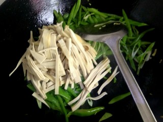 14、肉沫豆角豆腐丝,倒入豆腐丝翻炒
