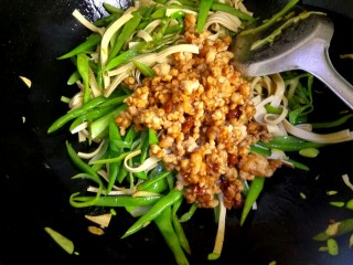 15、肉沫豆角豆腐丝,倒入肉馅翻炒。把小碗里的调料全部倒入锅中，大火烧开并翻炒均匀关火出锅