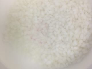 1、双米雪梨粥,大米洗干净凉水泡2小时，待用。