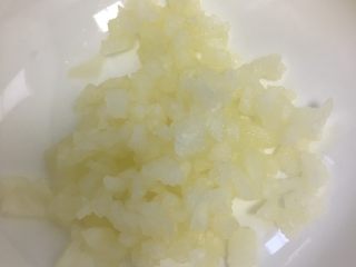 3、双米雪梨粥,梨切丁，待用。