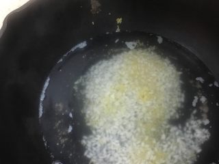 4、双米雪梨粥,将泡好的大米小米大火煮沸转小火，煮至米烂。