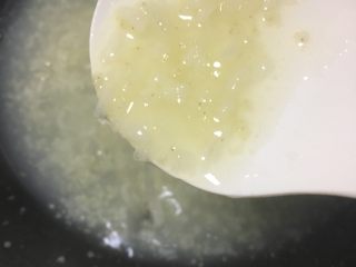 6、双米雪梨粥,小火煮至梨变透明色即可