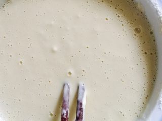 2、家庭版煎饼～简单易操作,加水，搅拌至刚好的粘稠度，刚好就是筷子挑起搅拌的面粉不会粘在一起。