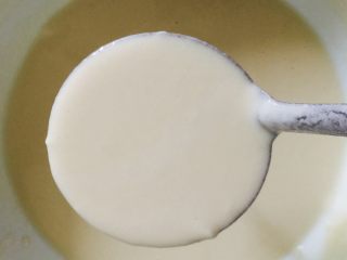 3、家庭版煎饼～简单易操作,平底锅烧热，此处不用油，谨记！如图中勺子大小两勺即可