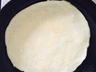 4、家庭版煎饼～简单易操作,平底锅不能用金属材质的工具，要用木质铲子。将倒入的面粉摊平，气温烧至面饼周围有微微翘起，可用铲子翻面，过一会大概1分钟左右即可。