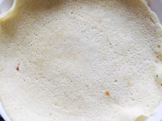 6、家庭版煎饼～简单易操作,将好的面饼取出，放至提前备好的碟子或其他的餐具即可～完美结束