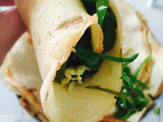 7、家庭版煎饼～简单易操作,搭配做的小菜，一道完美可口的卷饼就做好了，早餐，晚餐都适用。