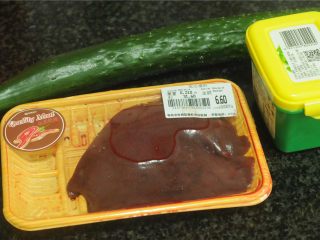 1、黄瓜炒猪肝,食材准备好