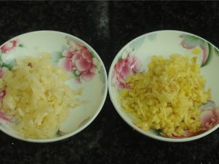 2、黄瓜炒猪肝,姜蒜都切末备用