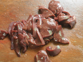 3、黄瓜炒猪肝,将猪肝切成3-4毫米的薄片