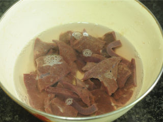 4、黄瓜炒猪肝,放入清水中泡净血水备用