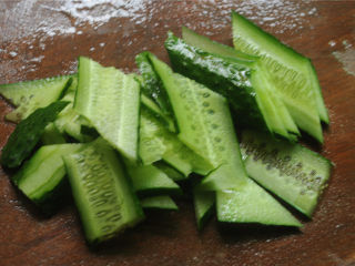 5、黄瓜炒猪肝,黄瓜洗净，两侧纵向切去一片，使它有两个平整的侧面相对，然后切成平行四边形的片备用