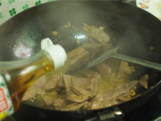 7、黄瓜炒猪肝,倒入少许料酒，大火翻炒，至猪肝断生变色