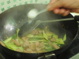 9、黄瓜炒猪肝,撒入盐