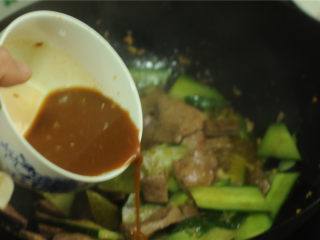 10、黄瓜炒猪肝,淋入调味汁