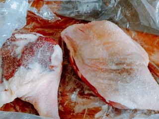 1、盐水鸭,鸭腿洗净，整只鸭腿抹上一层盐。