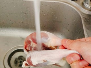 3、盐水鸭,三天后，冲净表面的血水及浮盐。