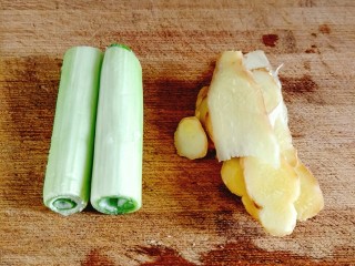 4、盐水鸭,准备葱段、姜片。