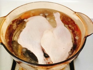 7、盐水鸭,放入鸭腿。